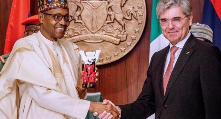 President Muhammadu Buhari (left) and Siemens CEO, Joe Kaeser, during the signing of the power deal at Abuja in 2019